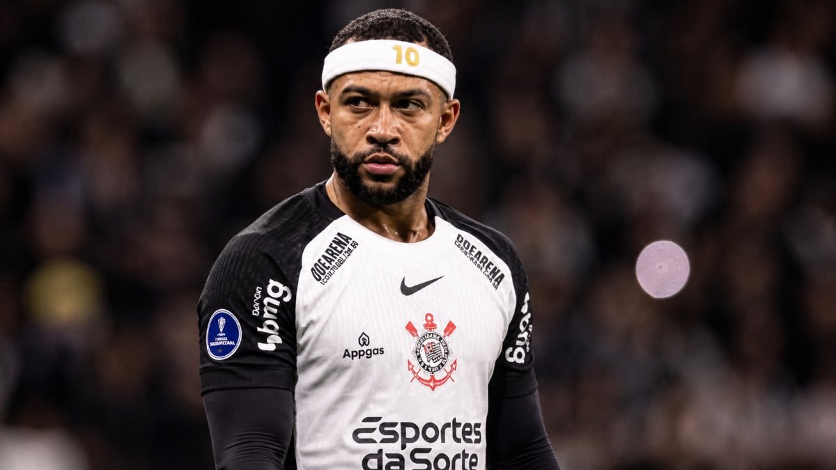 Negociação estagnada: Memphis Depay e Corinthians em impasse financeiro