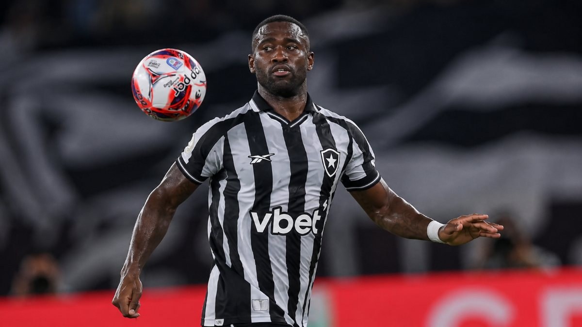 Fim de ciclo: Botafogo oficializa saída de zagueiro após impasse