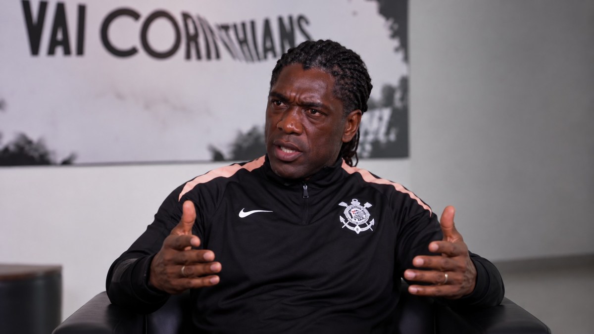 Seedorf se irrita com pergunta sobre demissão e faz cobrança no Corinthians