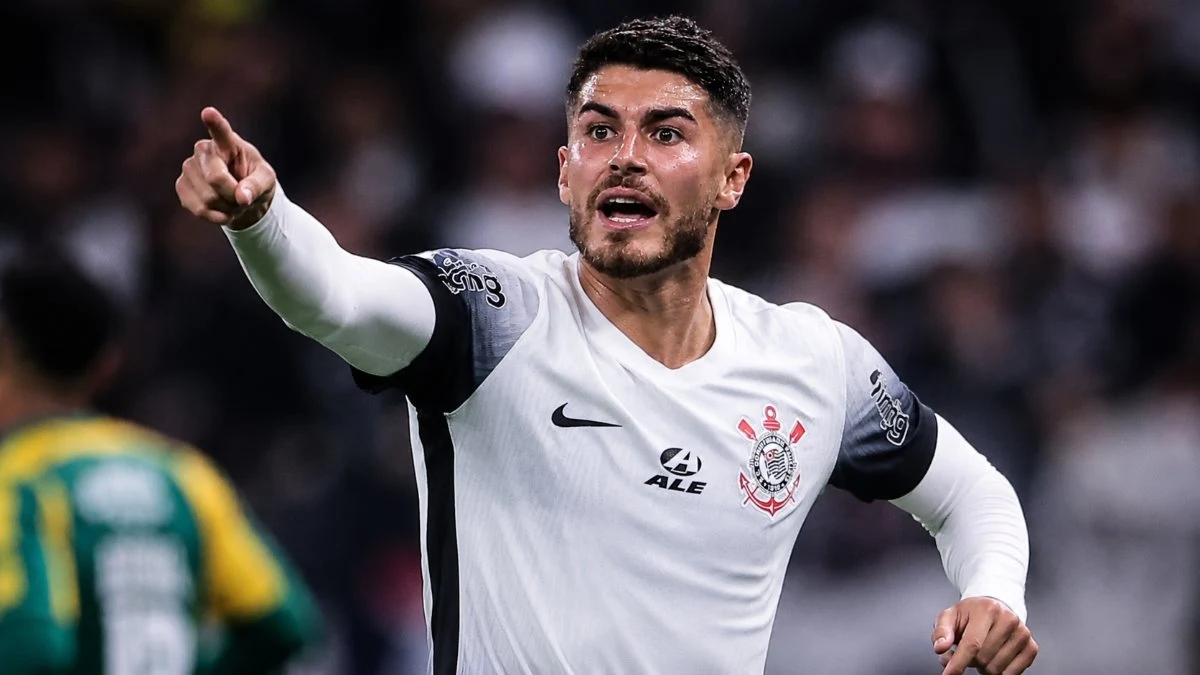 Internacional acompanha atacante, mas futuro segue indefinido